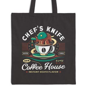 Puede incluir: Bolso tote negro con un diseño gráfico para "Chef's Knife Coffee House". El diseño incluye una taza de café con un cuchillo, una combinación de colores verde y marrón, y el texto "Instant Death Flavor".