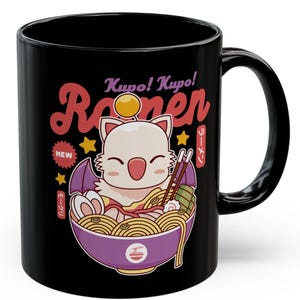Puede incluir: Taza de cerámica negra con una ilustración de dibujos animados de un personaje en un cuenco de ramen. La taza tiene las palabras "Kupo! Kupo! Ramen". El cuenco es morado y el ramen tiene palillos.
