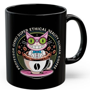 Op de afbeelding: Zwarte keramische koffiemok met een cartoonkat in een koffiekopje, met een bril en een vlinderdas. De mok heeft de tekst "Professor Genki Super Ethical Reality Climax Coffee" rond de kattenillustratie.