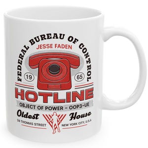 Könnte beinhalten: Weißer Keramikbecher mit roter Retro-Telefon-Grafik und dem Text "HOTLINE" und "FEDERAL BUREAU OF CONTROL". Der Becher enthält auch den Text "OBJECT OF POWER - OOP3-UE" und "Oldest House".
