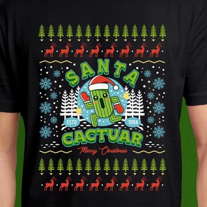 Puede incluir: Camiseta negra con un diseño navideño con un cactus verde con un gorro de Papá Noel y el texto "Santa Cactuar Est. 1994 Merry Christmas".