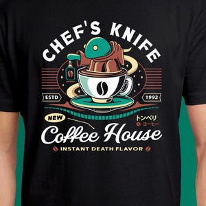 Puede incluir: Camiseta negra con un diseño gráfico que presenta una taza de café con un cuchillo de chef y el texto "Chef's Knife Coffee House". El diseño incluye las palabras "Instant Death Flavor" y texto japonés.