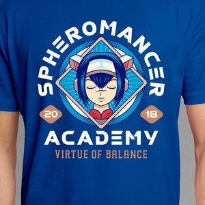 Könnte beinhalten: Ein königsblaues T-Shirt mit einer weißen Grafik eines Comic-Charakters, der Kopfhörer und einen Hut trägt. Die Grafik ist von einem blauen Kreis umgeben, auf dem der Text "SPHEROMANCER ACADEMY VIRTUE OF BALANCE" in Weiß steht. Die Zahlen 20 und 18 sind in Weiß oben links und rechts des Kreises.