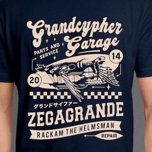 Puede incluir: Una camiseta azul marino con un diseño gráfico de estilo vintage. El diseño presenta una nave espacial con el texto "Grandcypher Garage", "Parts and Service", "Rackam the Helmsman", "Repair", "Zegagrande" y "グランドサイファー" en blanco.