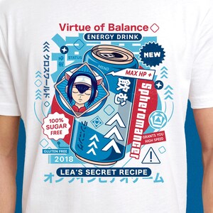 以下が含まれることがあります： 「Virtue of Balance」と「Spheromancer」の文字が入ったエナジードリンク缶のグラフィックデザインが施された白いTシャツ。缶のデザインにはキャラクターイラストと日本語のテキストが含まれています。シャツには「100% Sugar Free」と「Gluten Free」の文字も入っています。