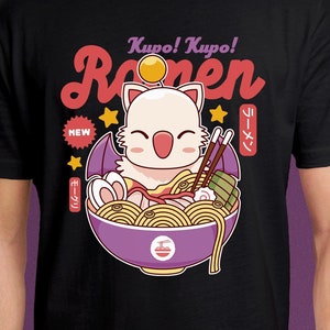 Puede incluir: Una camiseta negra con una imagen de dibujos animados de un gato blanco con alas de murciélago comiendo ramen. El texto "Kupo! Kupo! Ramen" está escrito en letras rojas y blancas sobre el gato. El texto "NEW" está escrito en una estrella amarilla. El texto "ラーメン" está escrito en caracteres japoneses en el lado derecho de la imagen.