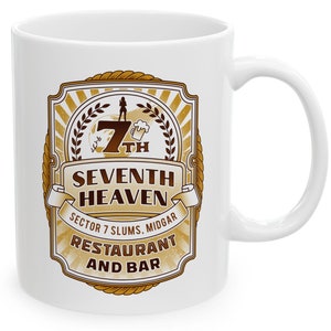 Könnte beinhalten: Weiße Keramiktasse mit einem braunen und goldenen Design. Das Design zeigt eine Frau, die eine Bierkrüge hält, die Zahl 7, die Wörter "Seventh Heaven", "Sector 7 Slums, Midgar", "Restaurant" und "And Bar".