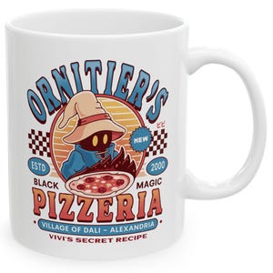 Könnte beinhalten: Weißer Keramikbecher mit Cartoon-Illustration. Das Design zeigt den Text "ORNITIER'S PIZZERIA" und eine Figur, die eine Pizza hält. Zusätzlicher Text enthält "ESTD BLACK MAGIC 2000" und "VIVI'S SECRET RECIPE".