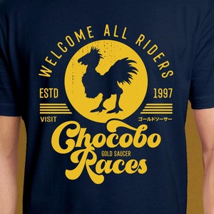 Puede incluir: Una camiseta azul marino con un gráfico amarillo de un Chocobo, una criatura mítica de la serie de videojuegos Final Fantasy. El gráfico incluye el texto "Welcome All Riders", "Estd 1997", "Visit", "Gold Saucer", y "Chocobo Races".