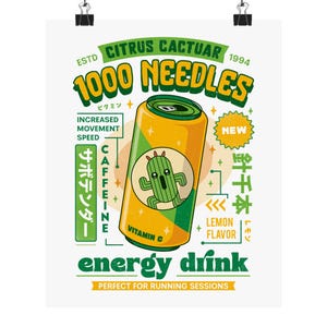 Puede incluir: Un póster con un diseño vibrante de una lata de bebida energética. La lata es amarilla y verde, con una ilustración de cactus y el texto "1000 Needles". El texto adicional incluye "Citrus Cactuar", "Caffeine" y "Lemon Flavor".