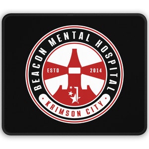 Op de afbeelding: Zwarte en witte muismat met een rood en wit logo. Het logo is een cirkel met de tekst "Beacon Mental Hospital" en "Krimson City" rond de buitenkant. Het midden van het logo toont een rode vuurtoren met een witte achtergrond en de tekst "Estd 2014".