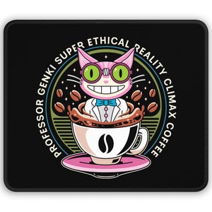 Op de afbeelding: Zwarte rechthoekige muismat met een cartoonkat in een koffiekopje. De kat draagt een bril en een vlinderdas, met de tekst "Professor Genki Super Ethical Reality Climax Coffee" rond de afbeelding.