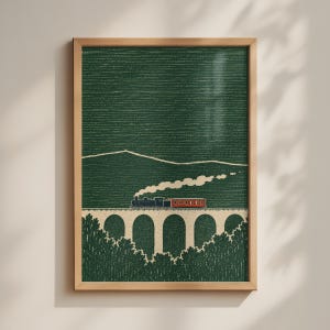 Peut inclure: Une impression d'art encadrée sur fond vert foncé avec un motif de lignes horizontales texturées. Un train à vapeur avec un wagon rouge traverse un viaduc en pierre de couleur claire au-dessus d'arbres vert foncé et d'une silhouette de montagne.
