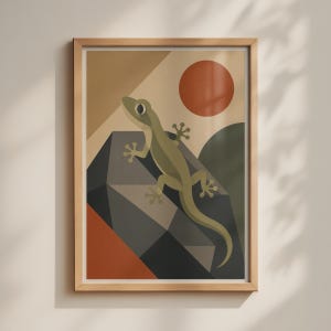 Könnte beinhalten: Ein gerahmter Kunstdruck mit einem stilisierten hellgrünen Gecko, der auf einer dunkelgrauen, geometrischen Felsformation sitzt. Der Hintergrund zeigt einen großen, einfarbigen orangefarbenen Kreis als Sonne vor beigen und dunkelgrünen abstrakten Formen.
