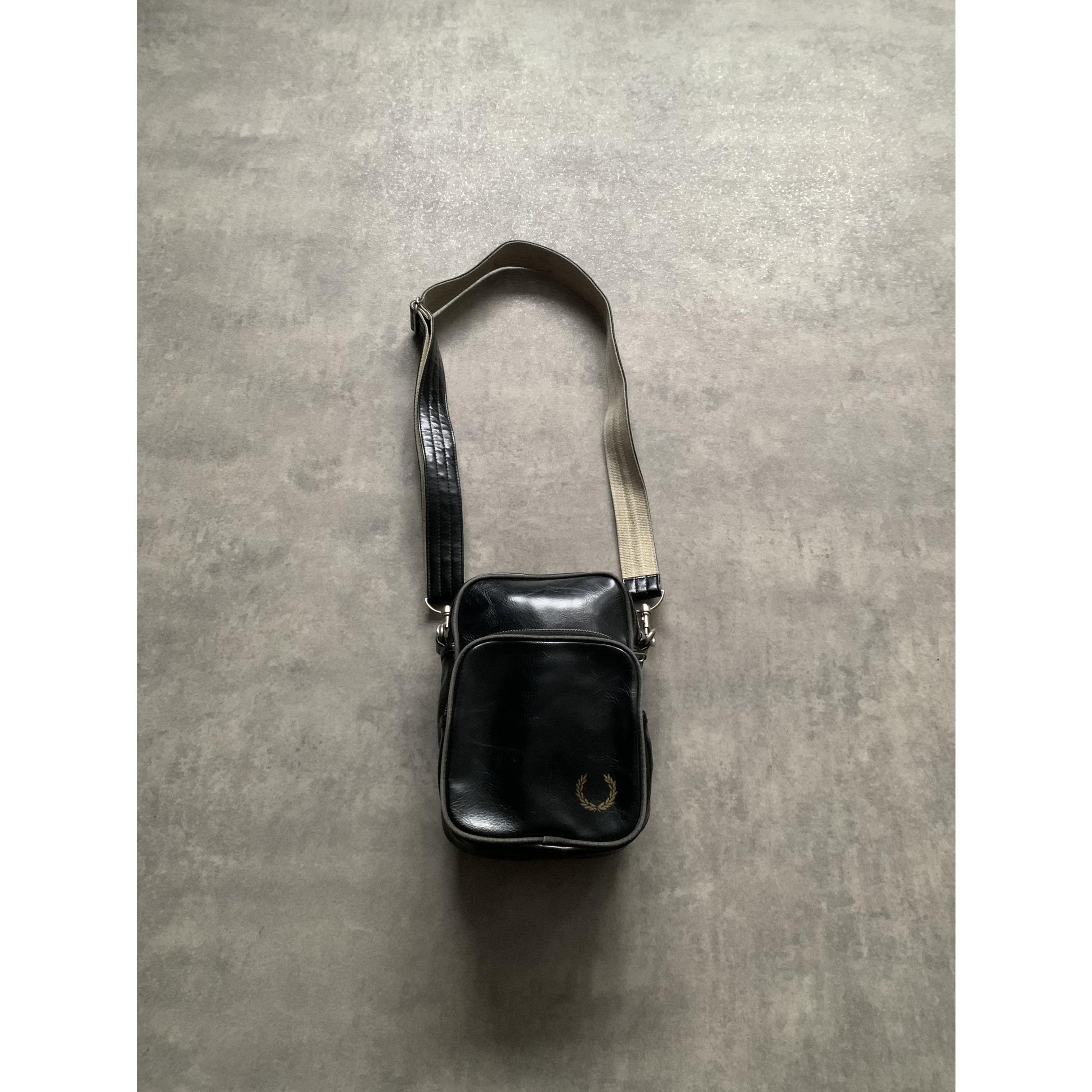 バッグ FRED PERRY 90s PU Leather Boston Bag Fred Perry 90s PU Leather Boston Bag