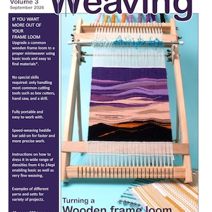 以下が含まれることがあります： MiniWeaving.com Volume 3 September 2026と題されたデジタル出版物。紫、ピンク、黒の色合いで織られた風景タペストリーが取り付けられた木製の織り機が写っています。表紙には織り機のアップグレードに関する説明文が記載されています。