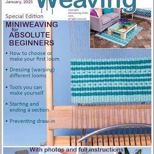 Peut inclure: Couverture du magazine Mini Weaving avec le titre "Miniweaving for Absolute Beginners". La couverture présente un gros plan d'un métier à tisser en bois avec du fil turquoise et blanc tissé dessus. La couverture du magazine comprend également une photo d'un tapis tissé dans un salon. Le texte sur la couverture énumère les sujets abordés dans le magazine, notamment comment choisir un métier à tisser, le warping, les outils, le début et la fin d'une section, et la prévention du rétrécissement.