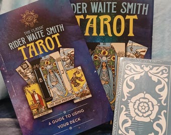 El clásico libro y baraja de Tarot Rider Waite Smith. Incluye 78 cartas y un libro de 128 páginas.