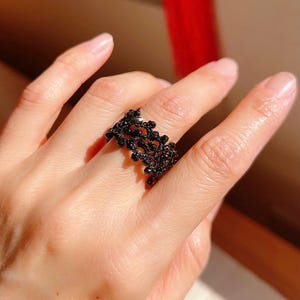 Anello in pizzo all'uncinetto con tormalina nera, pizzo nero