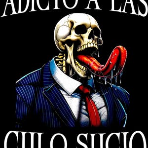 Puede incluir: Ilustración de un esqueleto con un traje azul a rayas y una corbata roja, con una larga lengua roja. El texto "ADICTO A LAS" está encima del esqueleto, y "CULO SUCIO" está debajo.