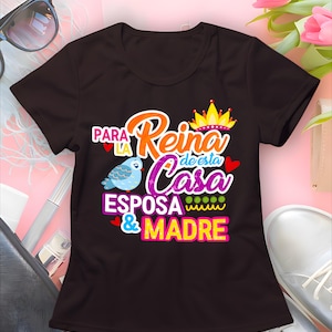 Op de afbeelding: Zwart T-shirt met een kleurrijk grafisch ontwerp met de tekst "Para la Reina de esta Casa Esposa & Madre".