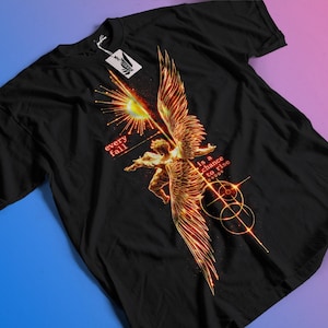 Puede incluir: Camiseta negra con un gráfico detallado de un ángel con alas extendidas, un sol y el texto "every fall is a chance to rise". El diseño es en tonos naranja y dorado.