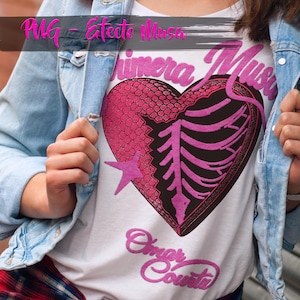 Puede incluir: Camiseta blanca con un diseño de corazón rosa que presenta un patrón texturizado en un lado y un diseño de caja torácica negra. La camiseta también tiene una estrella rosa y las palabras "Primera Musa" y "Amor County" en escritura rosa.