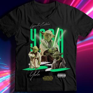 May include: Black t-shirt with a green graphic of three Yoda characters from Star Wars. The text "Leyenda Estelar" and "Yoda" are written in white. The text "Star Wars" is written in white with a black outline. A parental advisory label is in the bottom right corner.