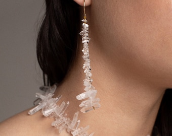 NOUVELLES boucles d’oreilles de mariée modernes, boucles d’oreilles de mariage en quartz, brins de mariée minimalistes, bijoux de mariage en cristal brut pour mariée moderne