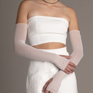White wedding gloves with pearls by TEMPÊTE