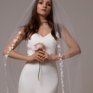 Modern Leaf Lace Wedding Veil, Floral Trim Bridal Veil, Minimalist Wedding Accessory, Soft Tulle Bridal Veil