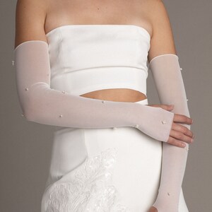 Fingerless bridal gloves with pearls