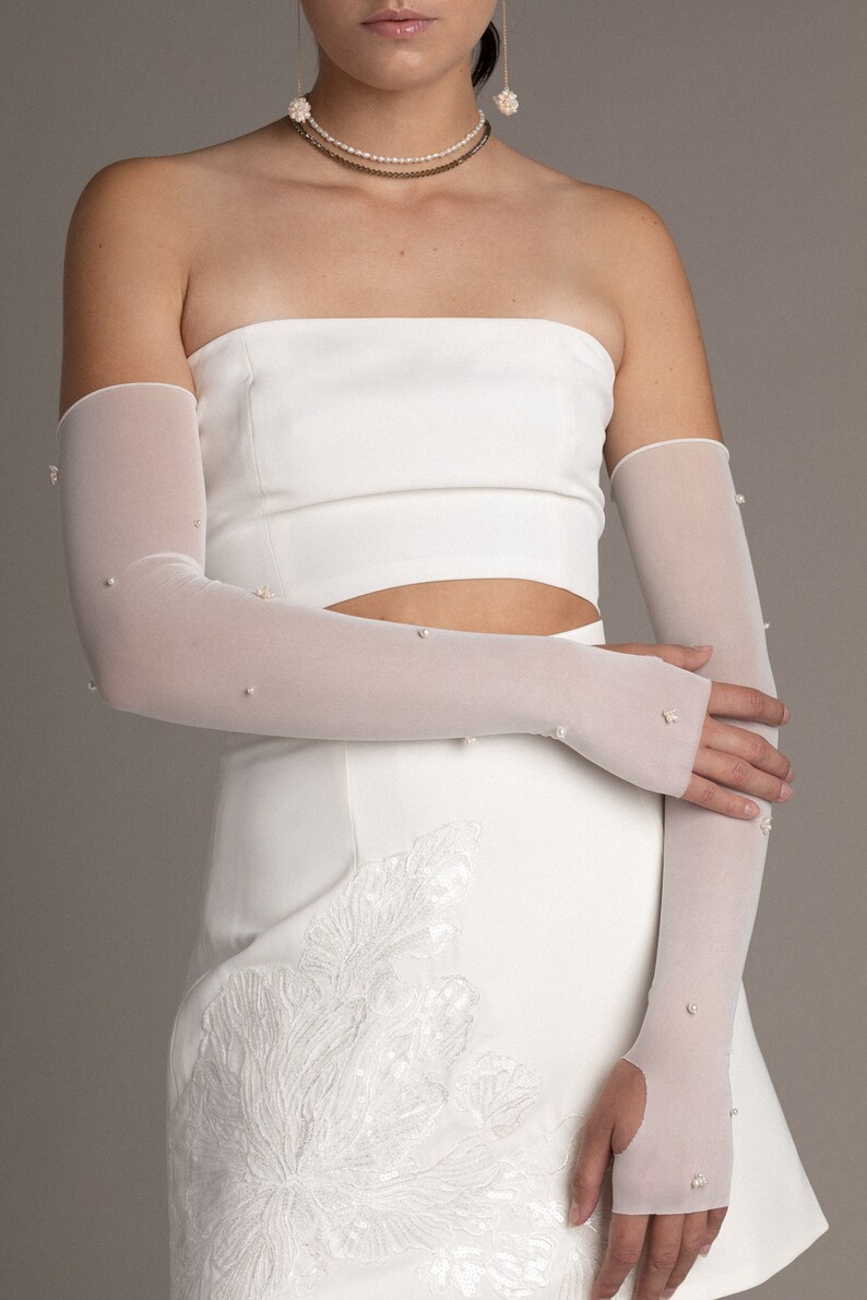 Fingerless bridal gloves with pearls