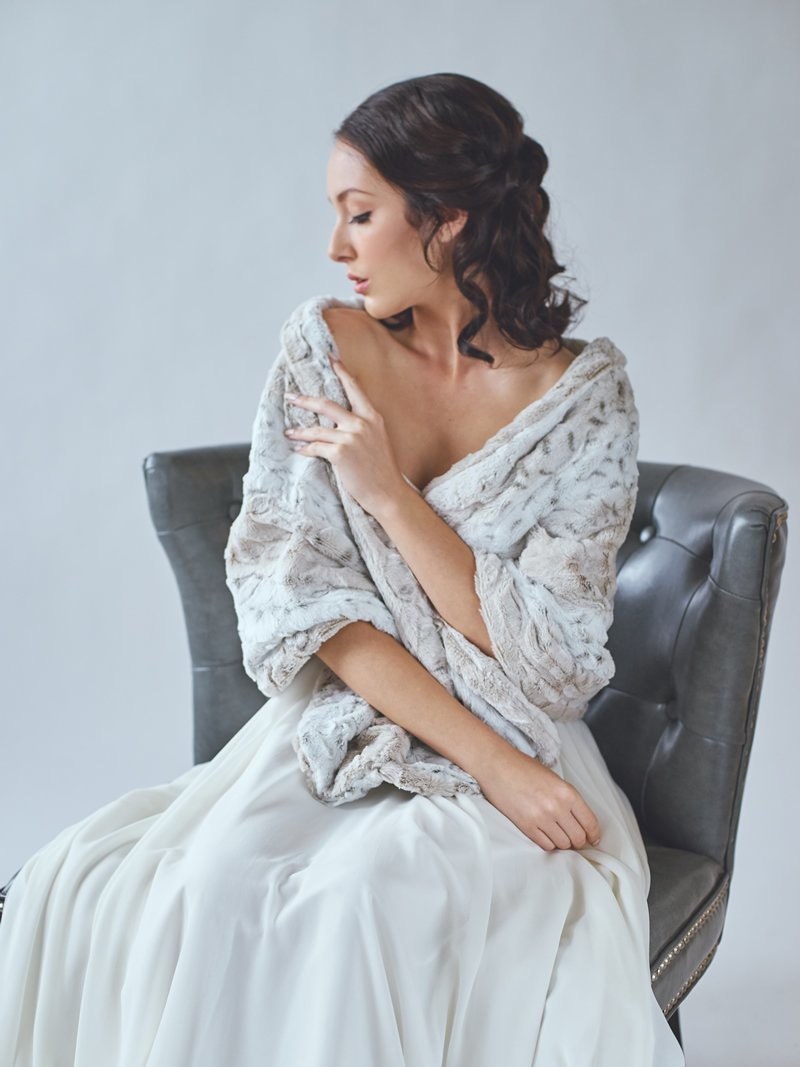 fur wrap for winter wedding