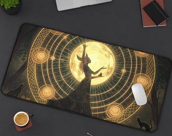 Puede incluir: Alfombrilla de ratón rectangular negra con una ilustración mística. Una mujer con un vestido fluido se encuentra frente a una gran luna brillante, rodeada por un diseño circular. Dos gatos negros están en el fondo. La alfombrilla está sobre una superficie oscura.