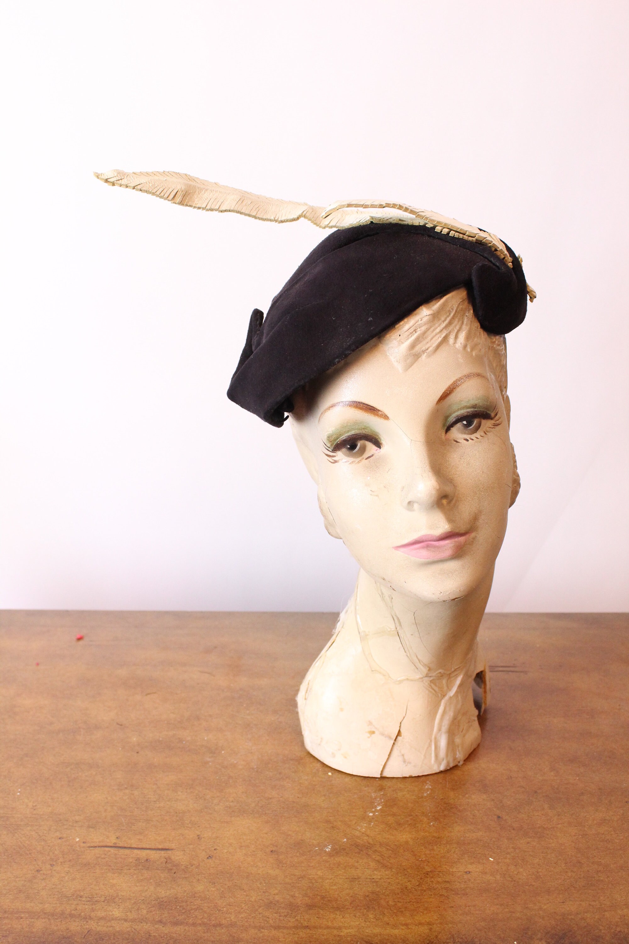 1950s LEATHER FEATHERS Fascinator HAT | New Fall Winter - Etsy display picture 1