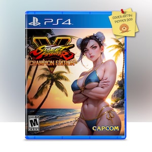 Könnte beinhalten: PS4-Spielhülle für Street Fighter V: Champion Edition. Das Cover zeigt eine Frau in einem blauen Bikini an einem Strand bei Sonnenuntergang. Titel und Logo des Spiels sind abgebildet. Die Hülle ist blau mit dem PS4-Logo.