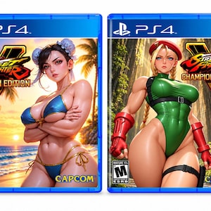 Op de afbeelding: Twee PlayStation 4-gamehoesjes voor Street Fighter V Champion Edition. Het linkerhoesje toont een personage in een blauwe bikini op een strand. Het rechterhoesje toont een personage in een groen turnpakje met rode handschoenen in een bos.