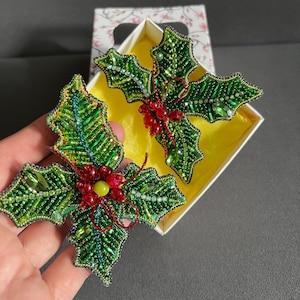 クリスマスのヒイラギのブローチ、ビーズのヒイラギのブローチ、クリスマスのヒイラギの木、ビーズのブローチクリスマス、ヒイラギの実のブローチ、クリスマスジュエリー、ギフト