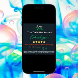 Peut inclure: L'écran d'un smartphone affichant un message d'Uber Eats remerciant le client pour sa commande et son évaluation. Le message indique "Votre commande est arrivée ! Merci ! Votre note positive me permet de continuer à livrer ! Votre livreur, Clure." Le message comprend également une note de cinq étoiles et une mention indiquant que les livreurs sont interdits d'ouvrir les sacs pour vérifier le contenu. Le client est encouragé à visiter l'application Uber Eats ou à appeler le 833-ASK-EATS pour tout problème concernant sa commande.