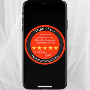 Può includere: Uno schermo di smartphone nero che mostra un cerchio rosso e nero con il testo "Thank You" e "Your positive rating keeps me delivering to amazing customers like you!" con cinque stelle gialle. Il testo "Your Driver, Handled With Care" è sotto le stelle.