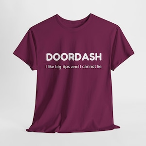 Può includere: Una t-shirt a maniche corte color bordeaux con il testo bianco DOORDASH centrato sul petto, seguito dal testo bianco I like big tips and I cannot lie. Il capo presenta uno scollo rotondo e una vestibilità standard con maniche corte.