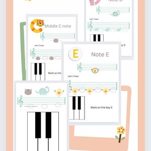 Può includere: Un foglio di lavoro stampabile per imparare le note musicali. Il foglio di lavoro presenta una tastiera di pianoforte, note musicali e illustrazioni di un gatto, un dinosauro e pulcini. Il testo sul foglio di lavoro include "Note D", "Let's Trace", "Middle C note", "Mark on the", "Note E", e "Mark on the key E".