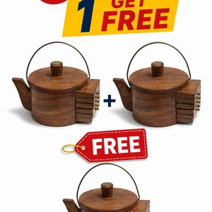 Puede incluir: Juego de té de madera con forma de tetera con posavasos a juego. El juego está hecho de madera marrón oscuro y presenta un asa y un pequeño pomo en la tapa. Los posavasos se guardan en un compartimento lateral. Incluye el texto "2 COMPRA 1 GRATIS".