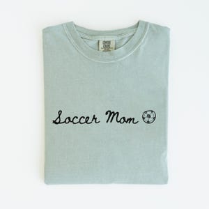 Soccer Mom Oversized Comfort Colors Shirt Soccer Mama Oversized T shirt for Game Day Casual Soccer Mom Oversized Tee Shirt For Team Support