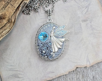 Doppelseitiger Feenengel Medaillon Anhänger mit hellblauem Kristall und Polymer Clay Blumen - Liebesgeschenk, romantischer Anhänger für Foto