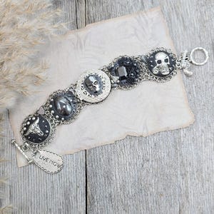 Brutales Schwarzes Armband mit Schädel, Hämatit, Kristallen, und Medaillon – Handgemachter Statement Schmuck, Polymer Clay Blumen, Live Now