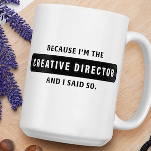 Pode incluir: Caneca de café de cerâmica branca com texto preto que diz "Porque eu sou o diretor criativo e eu disse isso."