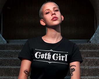 GOTH GIRL Shirt, Unisexe • Style gothique graphique w. texture vintage en détresse, esthétique effrayante cadeau de style sorcière, mode alternative sombre