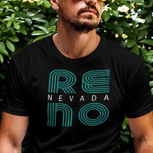 Camicia RENO, Unisex con texture vintage distressed • Design retrò anni '60/'70 in verde acqua e bianco, grande camicia grafica Reno NV / regalo Reno Nevada